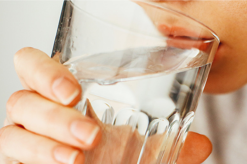 Trinkwasser-Lebenselixier Glas Wasser trinken
