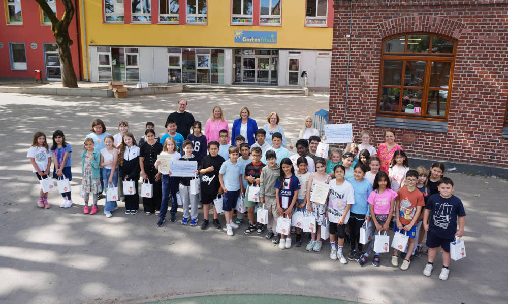 Kinder der Gartenschule freuen sich über ihre Gewinne beim Stadtradeln 2025