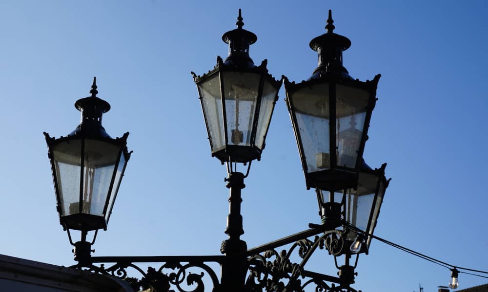 Eine historisierende Straßenlaterne Modell "Düsseldorf".