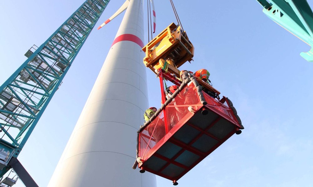 Arbeiter in einer Gondel an der Windkraftanlage Lohberg 