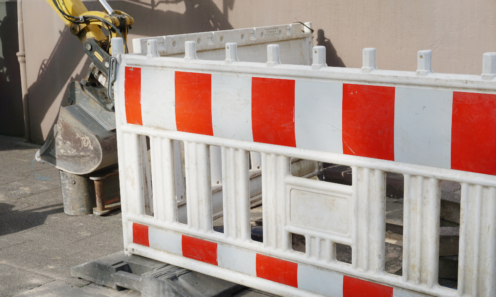 Eine Barke sperrt den Weg für Tiefbauarbeiten