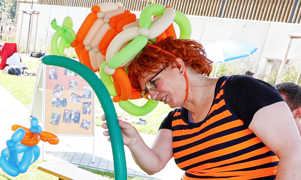 Die Ballonkünstlerin Bellinda Balloon mit ihren Kreationen