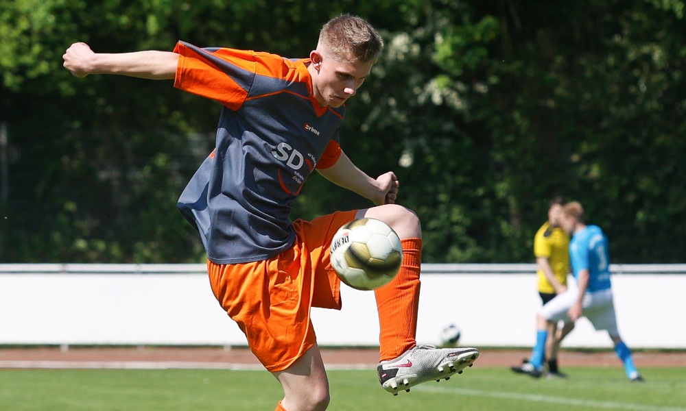 Ein Fußballer der BSG kickt den Ball.