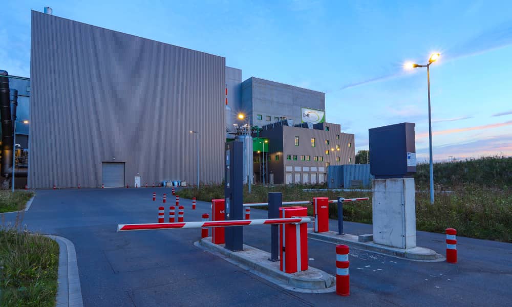 Das DHE Dinslakener Holz-Energiezentrum in der Abenddämmerug