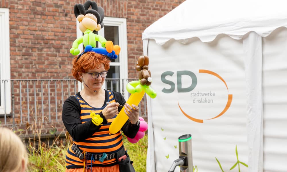 Die Ballonkünstlerin Belinda Ballon am Stadtwerke-Zelt