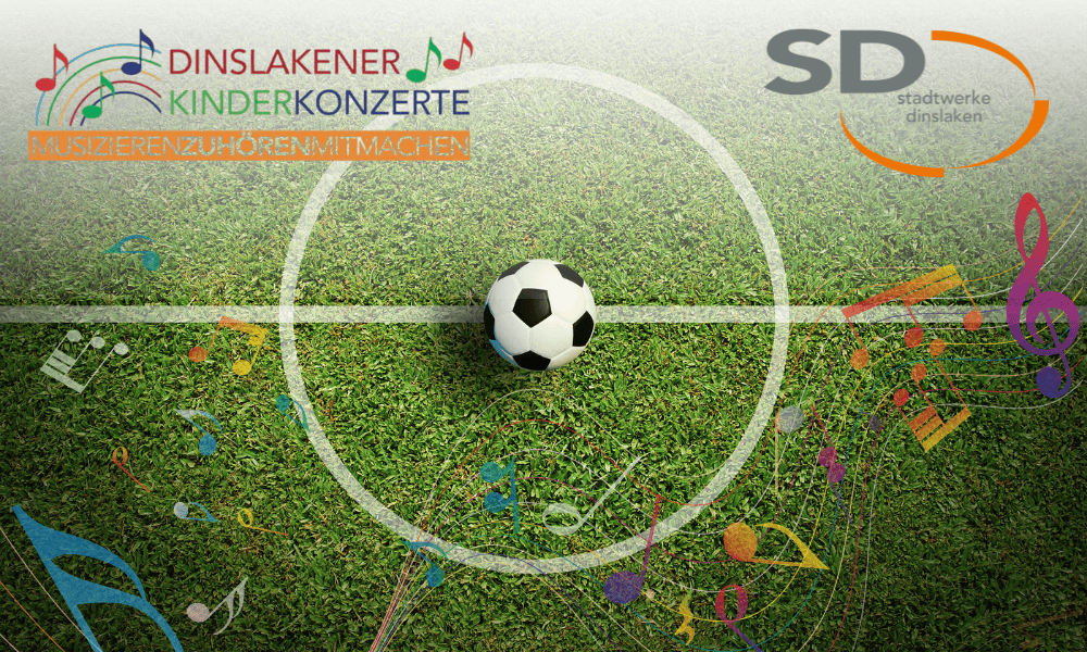 Ein Fußballfeld mit den Logos der Kinderkonzerte und der Stadtwerke, auf dem Noten tanzen