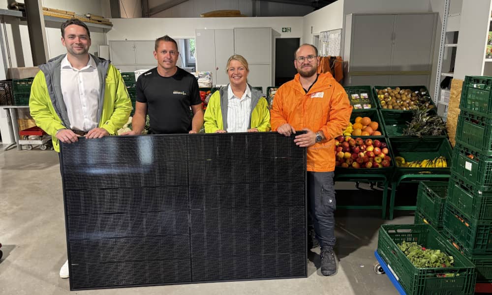 Gruppenbild mit PV-Anlage