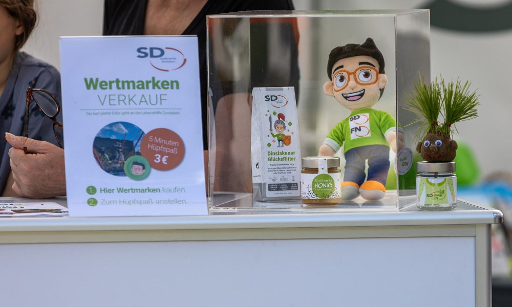Am Stadtwerkestand werden Tee, Honig und Knuddeltiere gegen Spenden verkauft