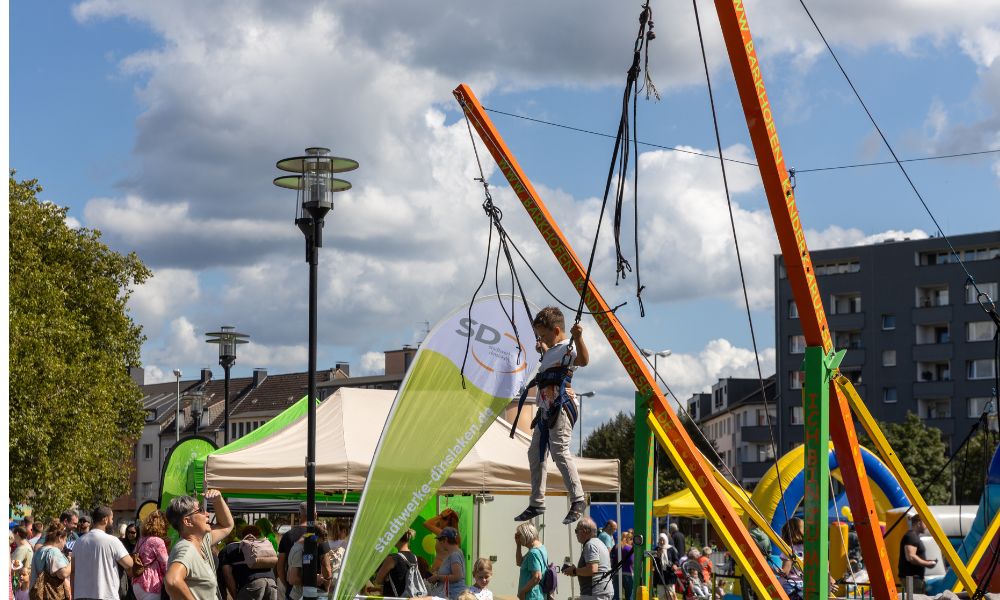 Kind hüpft auf dem Bungee-Trampolin