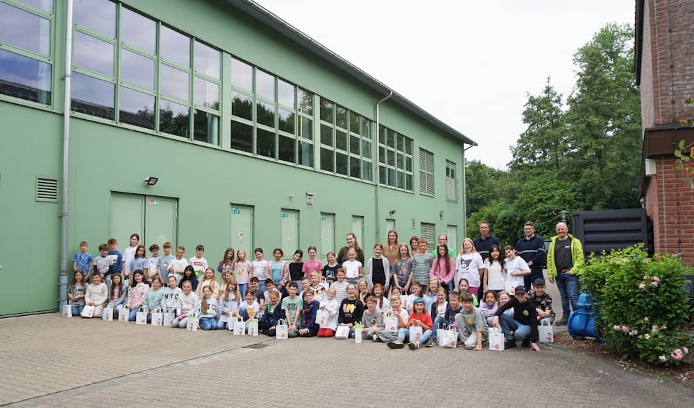 Gruppenfoto der 4. Klassen der Dorfschule mit Lehrerinnen und Wasserwerksmitarbeitern