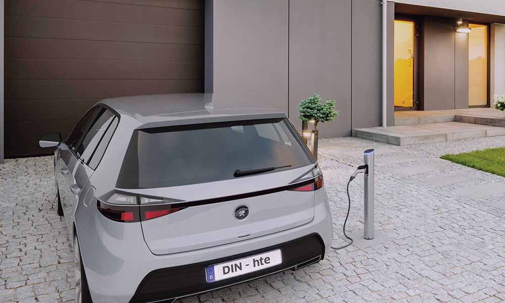 E-Auto lädt vor Garage an Ladesäule