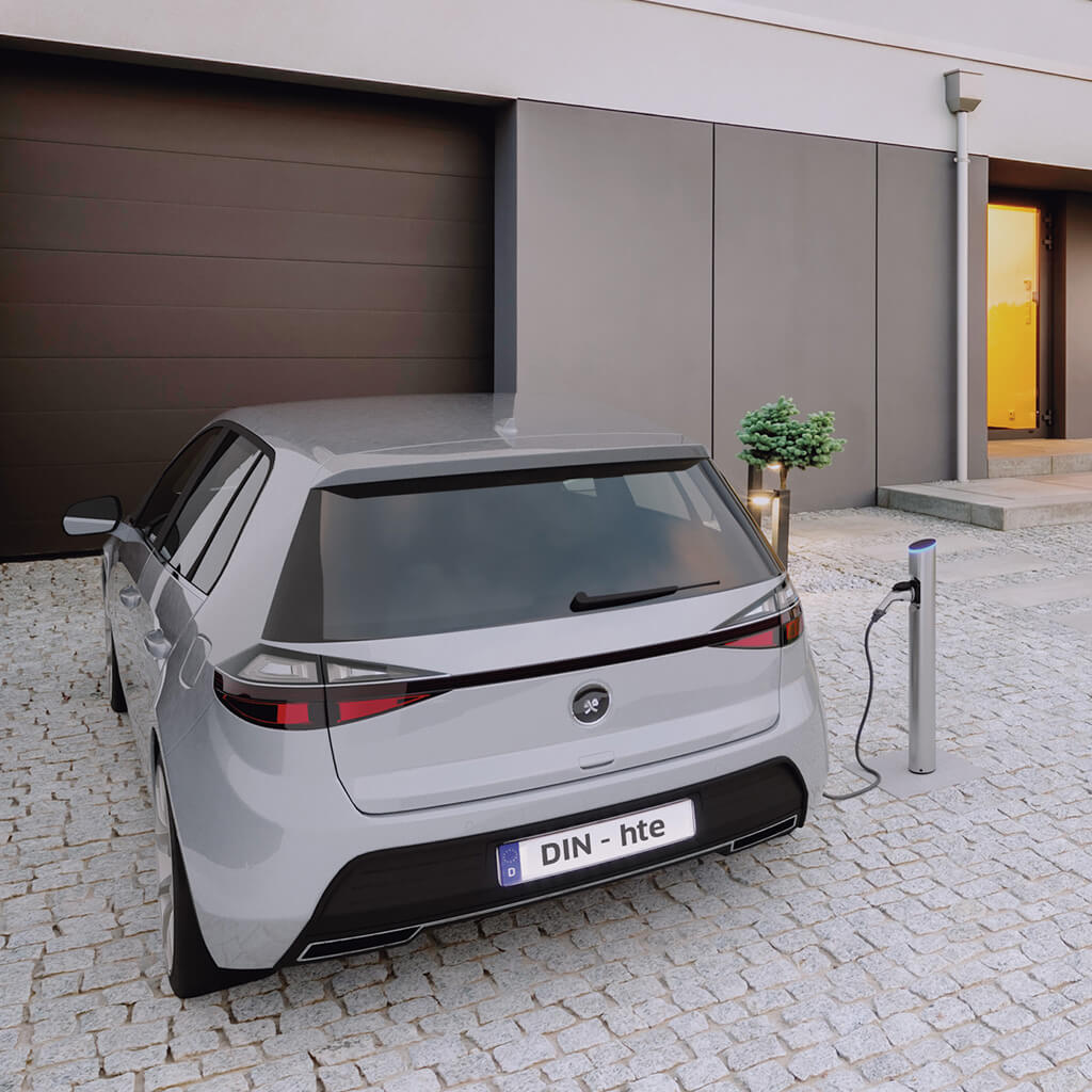 E-Auto lädt vor Garage an Ladesäule