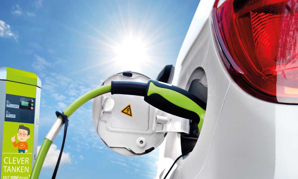 E-Auto wird mit Stecker an einer Ladesäule aufgeladen