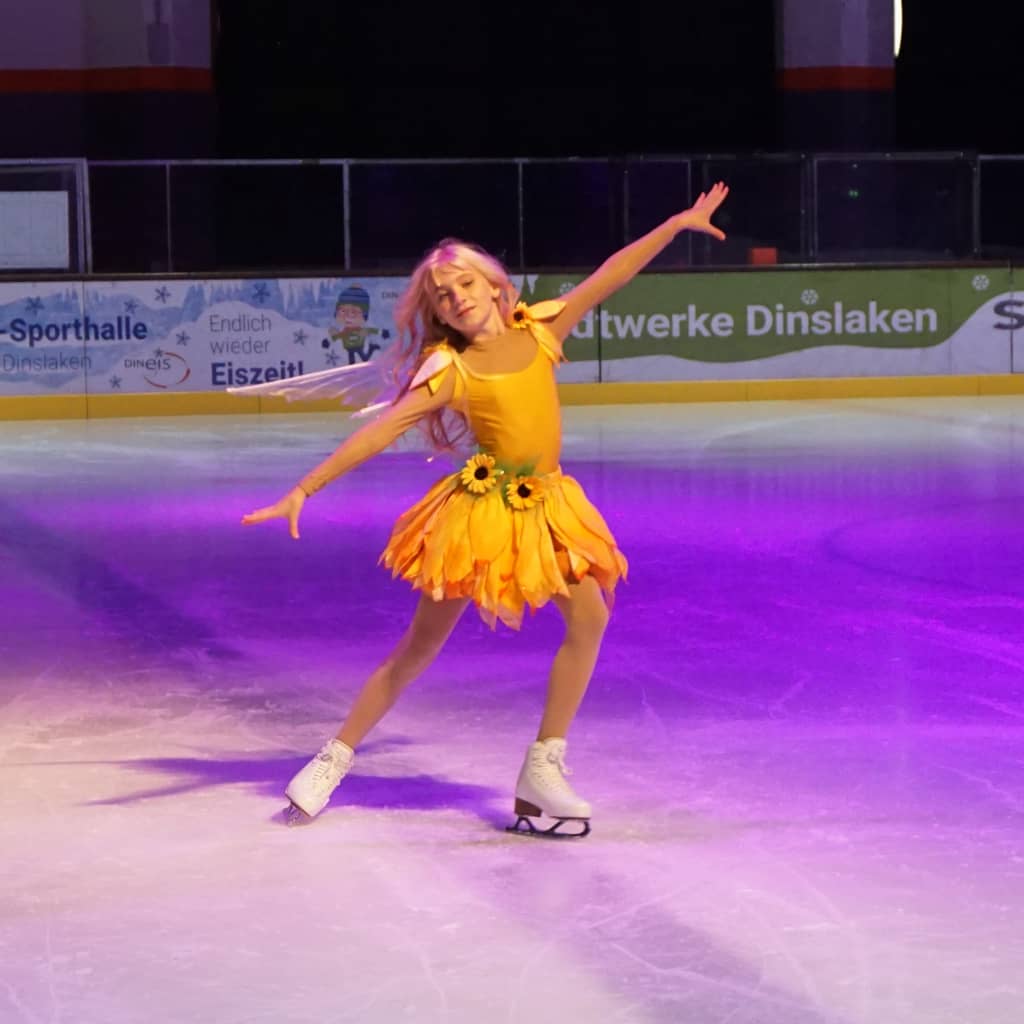 Eine Fee aus dem Eismärchen 2025 tanzt