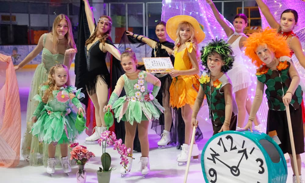 Mitwirkende des Eismärchens 2025 in fantasievollen Kostümen