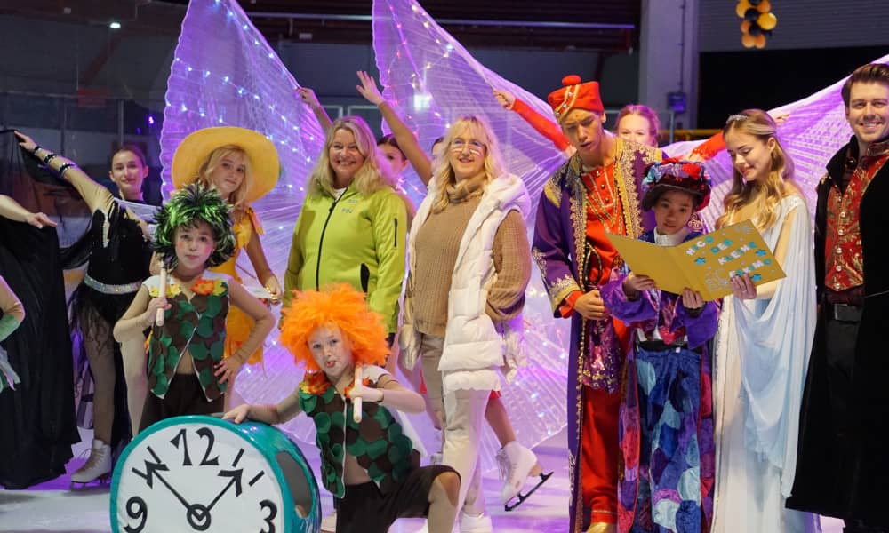 Eismärchen 2025: Britta Bethe und Anja Reichelt zwischen kostümierten Mitwirkenden