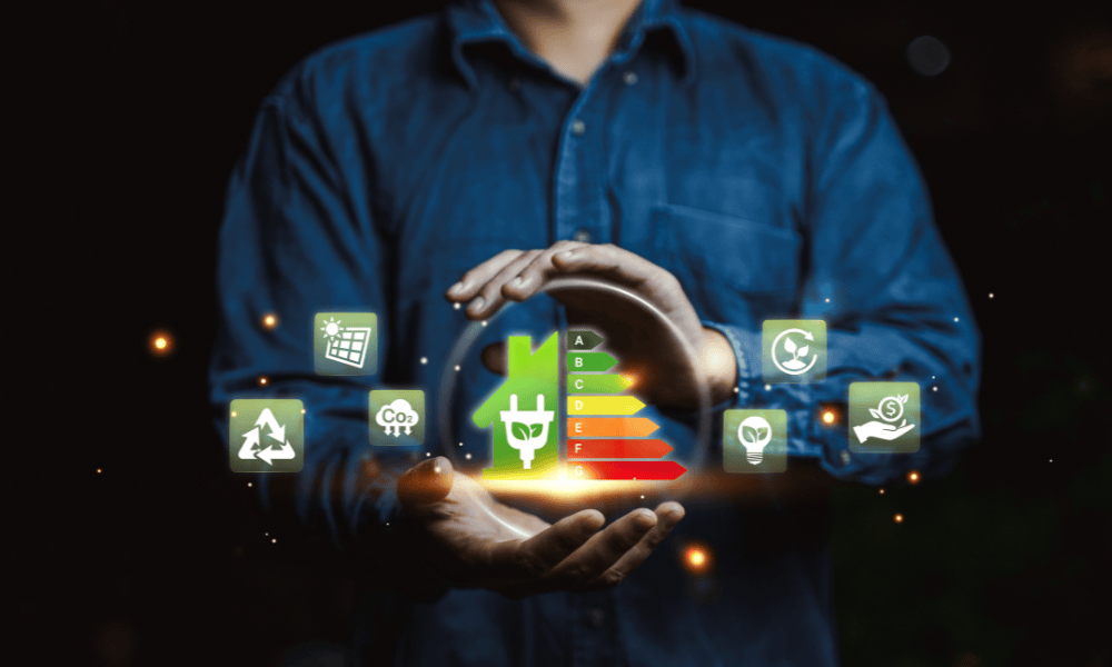 Hologramm mit Symbolen für Energieeffizienz, grünes Haus, Effizienzskala A–G, umgeben von Icons für Nachhaltigkeit.