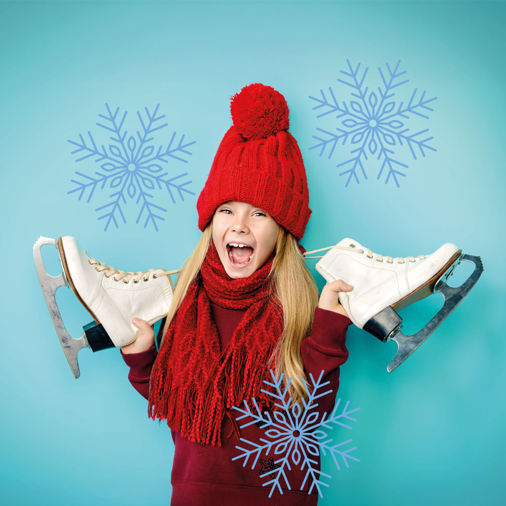 Mädchen hält Schlittschuhe freudig aufgeregt hoch