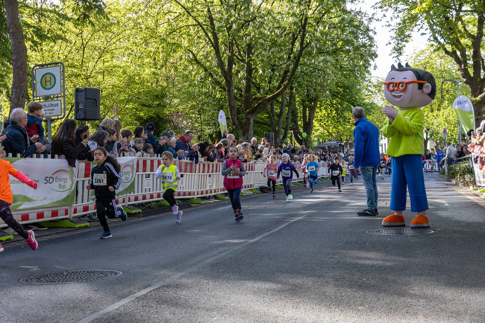 Einlauf der Bambini-Mädchen ins Ziel