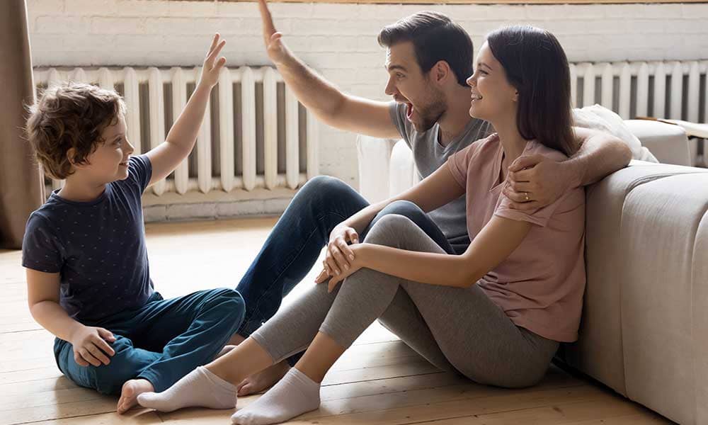 Eine Familie vor einem Heizungskörper