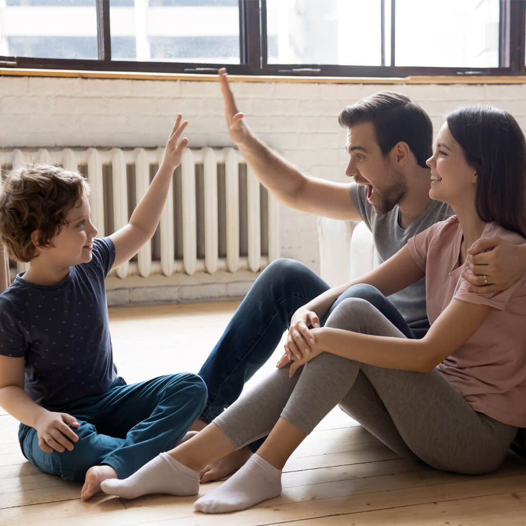 Familie vor Heizung
