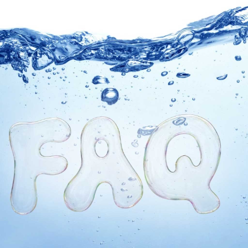 Die Buchstaben FAQ mit Blubberblasen im Wasser