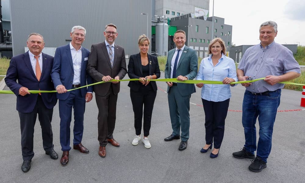 Mona Neubaur eröffnet mit den CEOs des DHE und Vertretern der Politik das DHE.