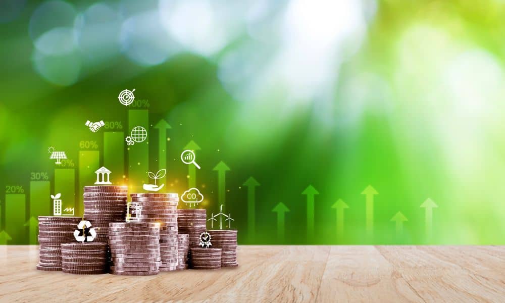 Münzstapel mit Icons und Diagrammbalken vor grünem Hintergrund