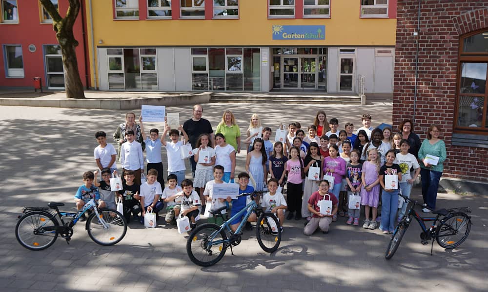 Gruppenfoto mit Grundschulkindern