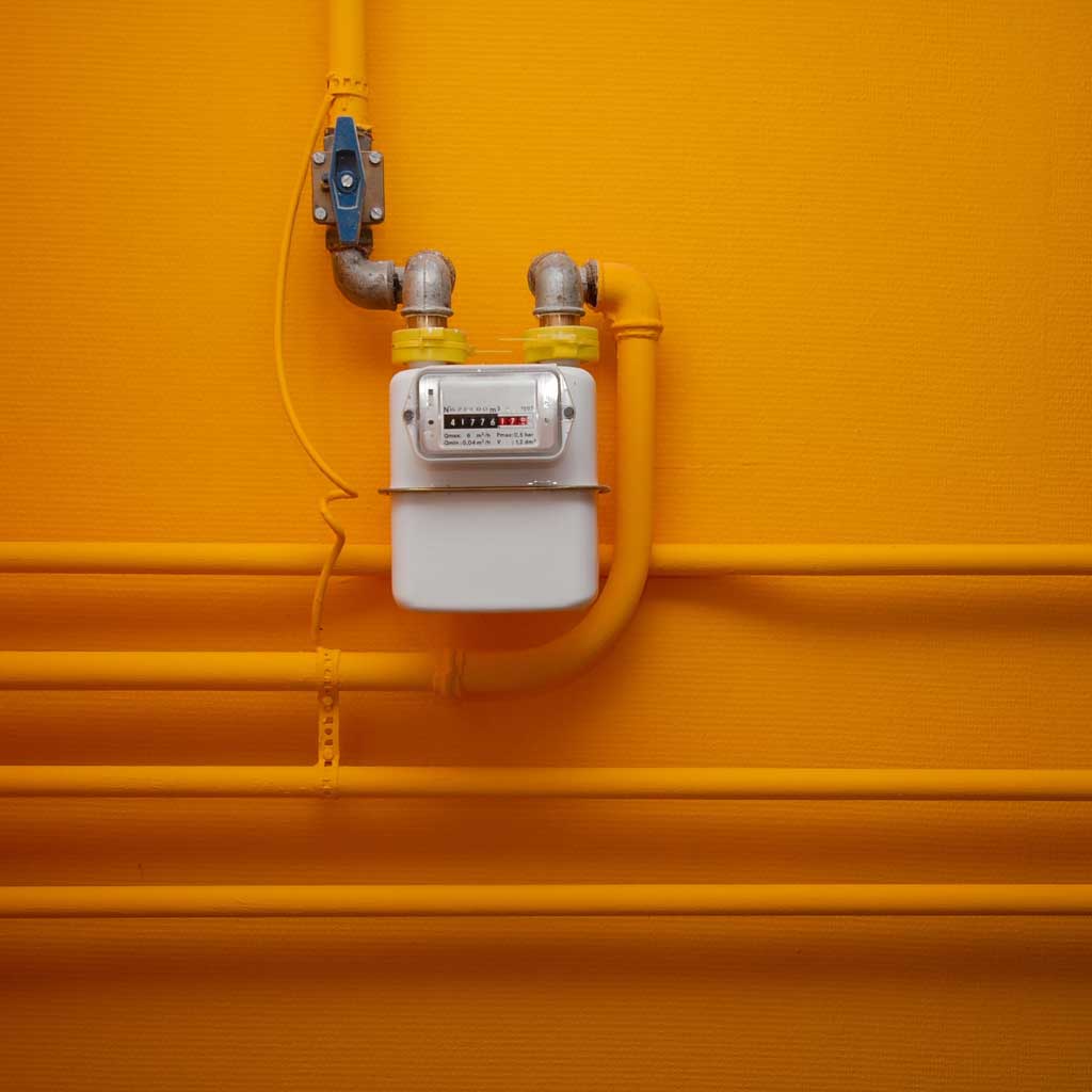 Gaszähler an einer orangenen Wand
