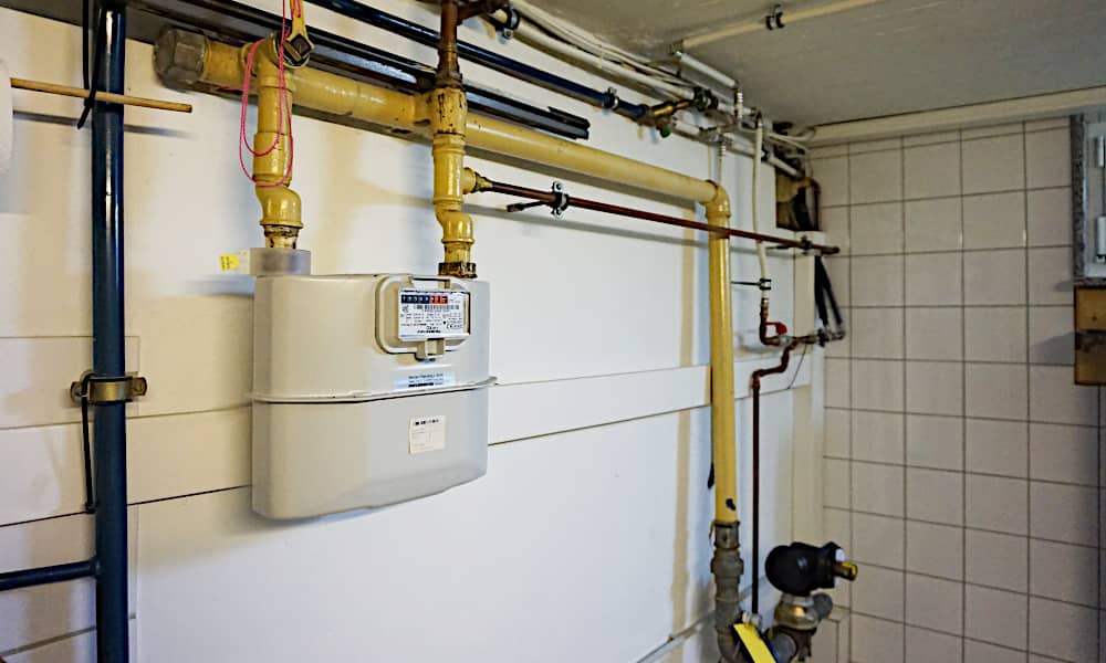 Ein Gaszähler im Keller eines Wohnhauses