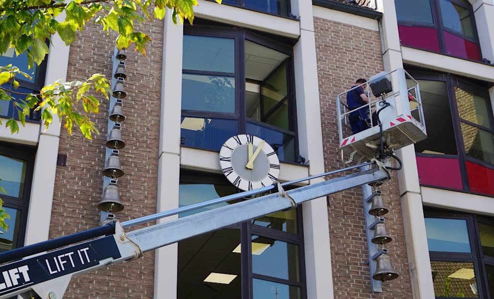 Das Glockenspiel wird an die Fassade der Stadtbibliothek montiert