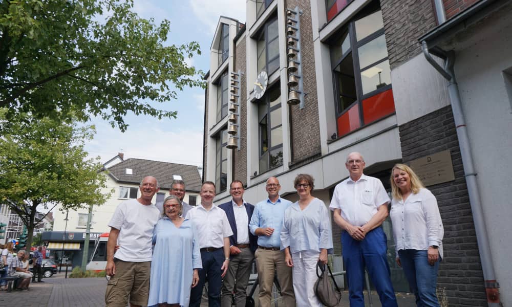 Das Glockenspiel mit seinen Initiatoren, Sponsoren und Bürgermeister Simon Panke
