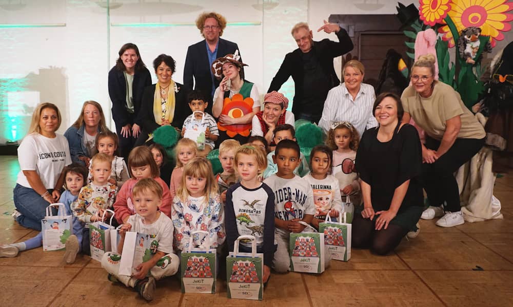 Gruppenfoto mit Kita-Kindern