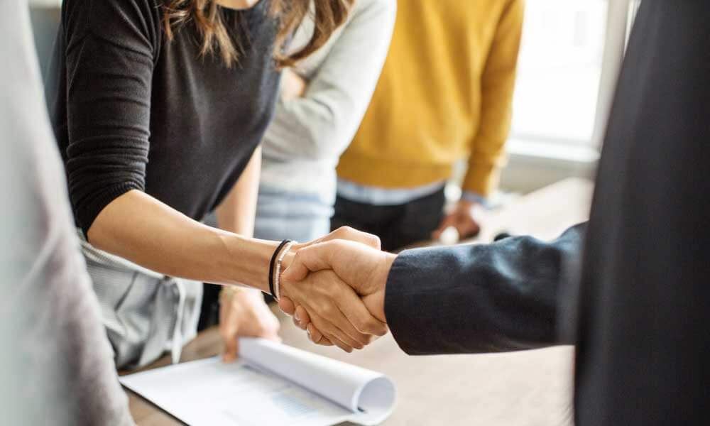 Handschlag besiegelt den Arbeitsvertrag