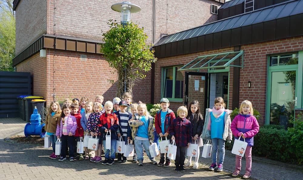 Kita-Kinder vor dem Wasserwerk