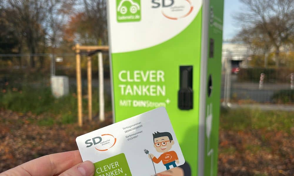 Ladestation am Gymnasium Hiesfeld, davor eine Ladekarte der Stadtwerke Dinslaken