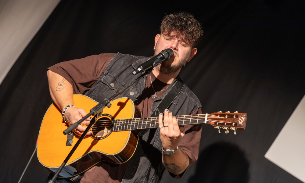 Isaak spielt Gitarre und singt