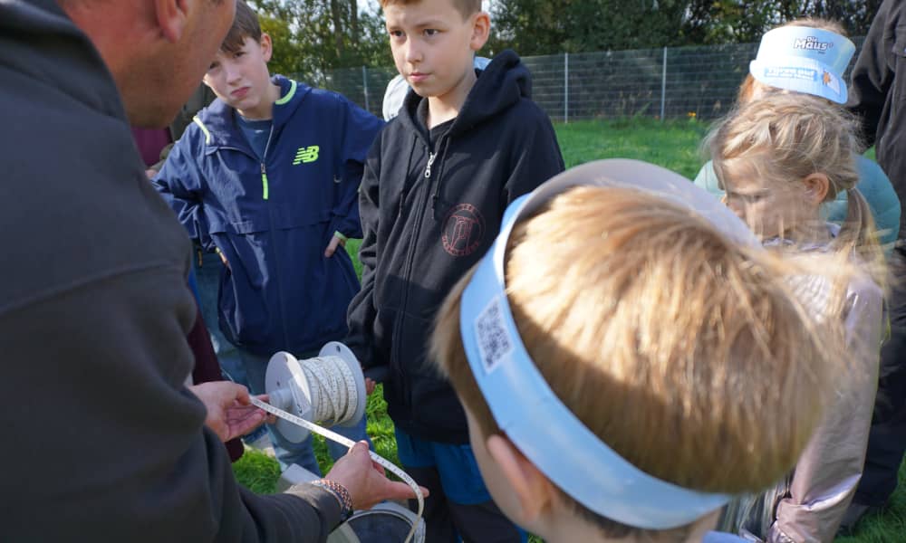 Kinder messen Grundwassertiefe