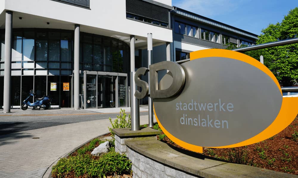 Logoschild der Stadtwerke Dinslaken vor dem Verwaltungsgebäude