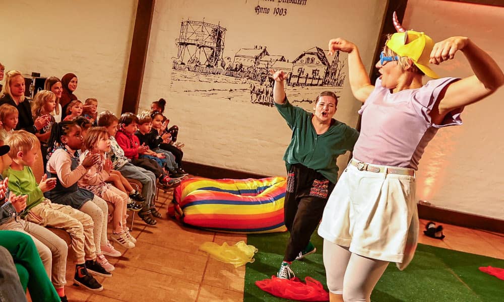 Schauspielerinnen der Burghofbühne spielen vor Kindern das "NEINhorn"