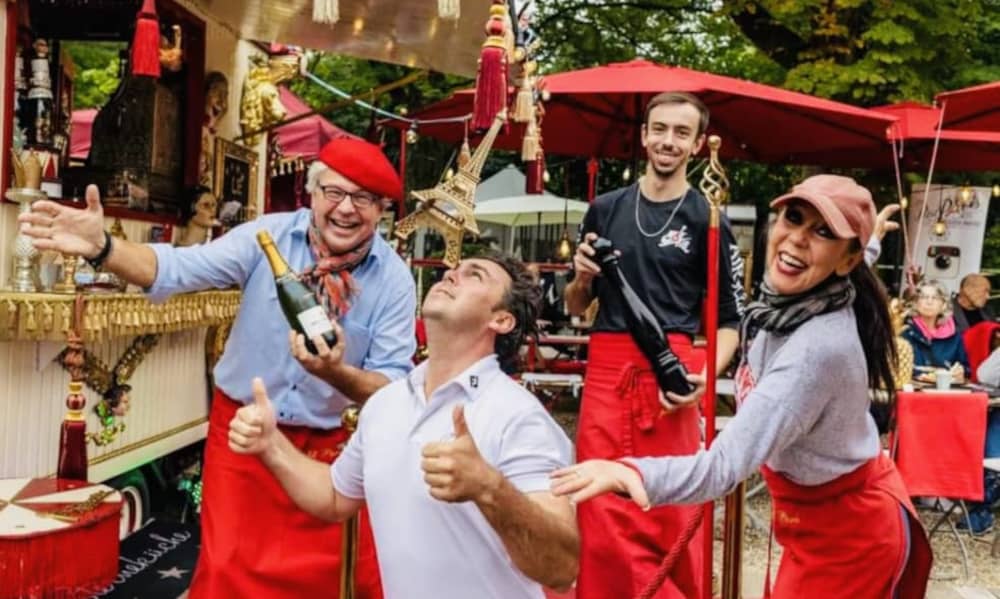 Die Mitarbeiter der Zirkus-Gastronomie "Petit Paris"