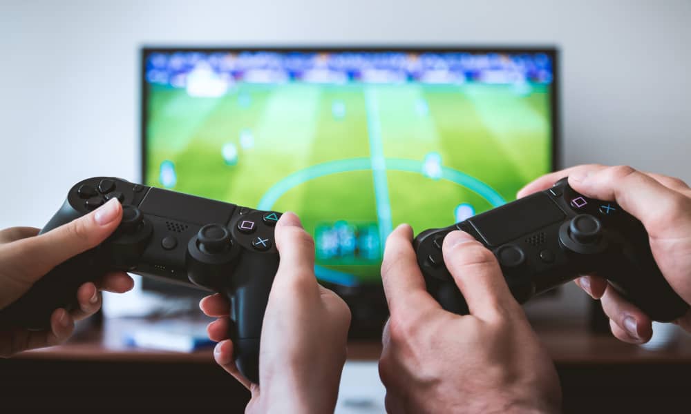 Am heimischen Fernseher wird ein Fußball-Videogame gespielt