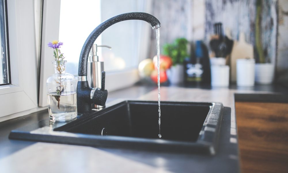 Aus einem Wasserhahn fließt Trinkwasser
