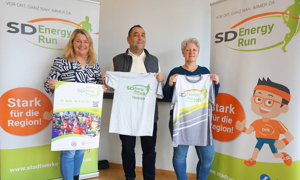 Britta, Bethe, Markus Kuhlmann und Petra Pelzer stellen die SD Energy Run T-Shirt 2026 vor