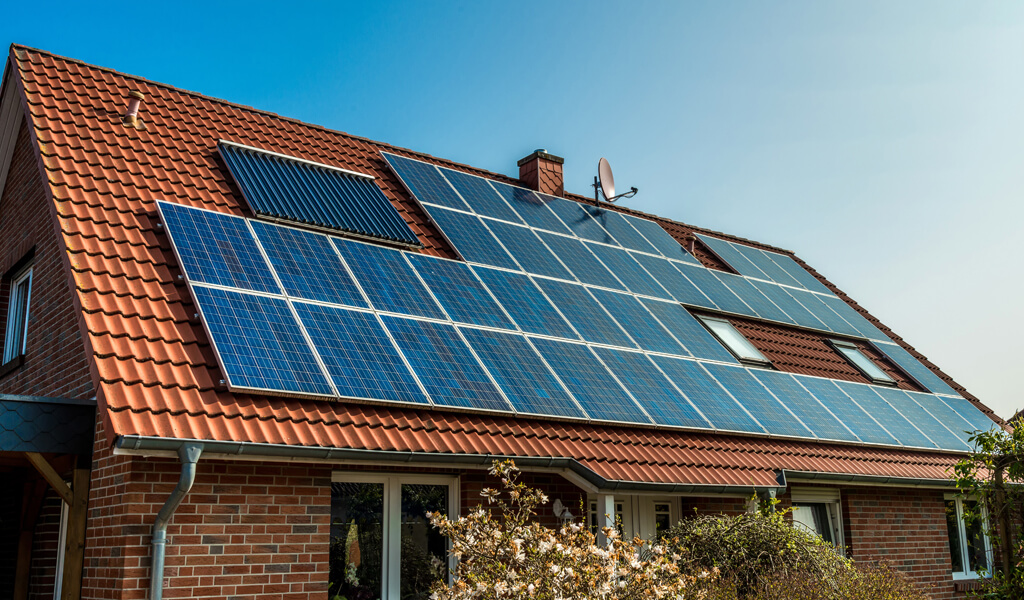 Hausdach mit Photovoltaik-Anlage