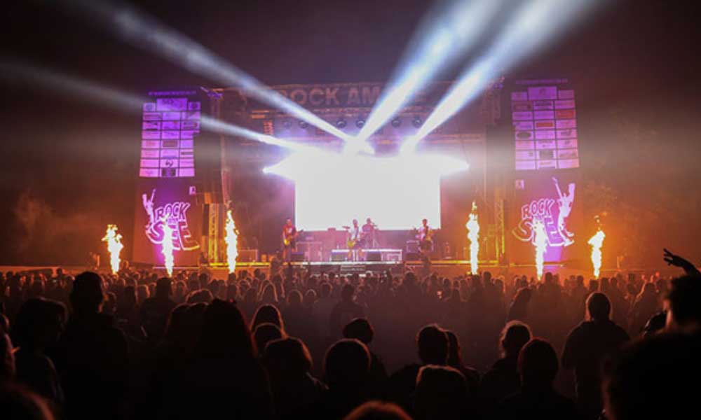 Bühne mit Lichtshow von Rock am See in Hünxe