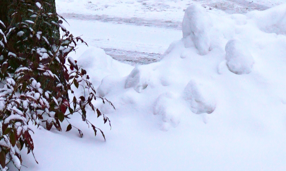 Schnee liegt als Decke und als einzelne Brocken auf dem Boden.