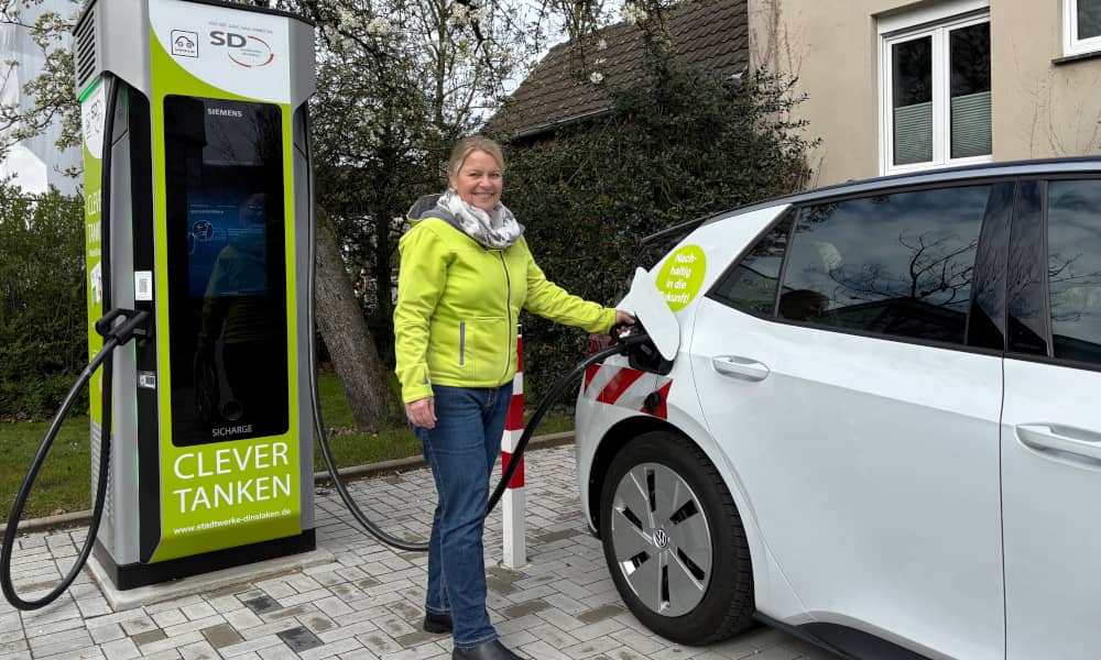 Britta Bethe lädt ein Auto an der Schnellladesäule