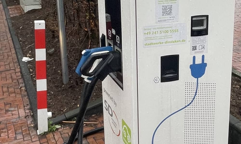 Ladekabel an einer Schnellladesäule